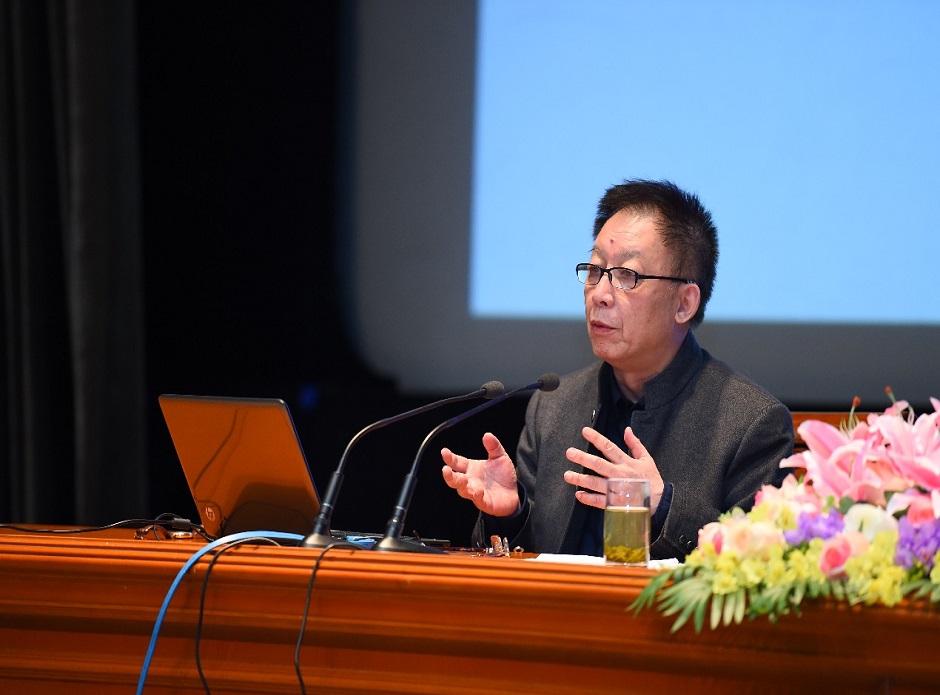 主講人:著名學(xué)者易中天先生 - 副本 (3).jpg